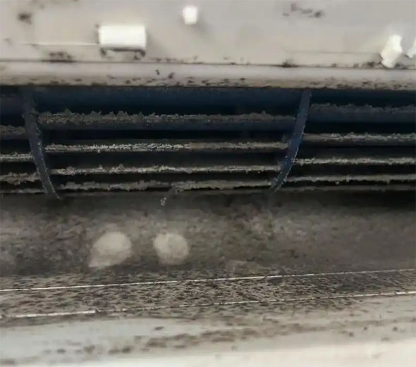 德兴空调吹的风有股烧焦味是怎么回事